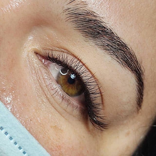 Extensión de pestañas volumen natural